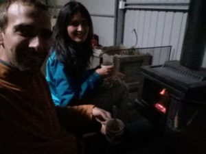 Autour d'un feu de bois et de tasses de thé pour se réchauffer