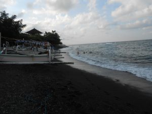 Plage de sable noir d'Amed